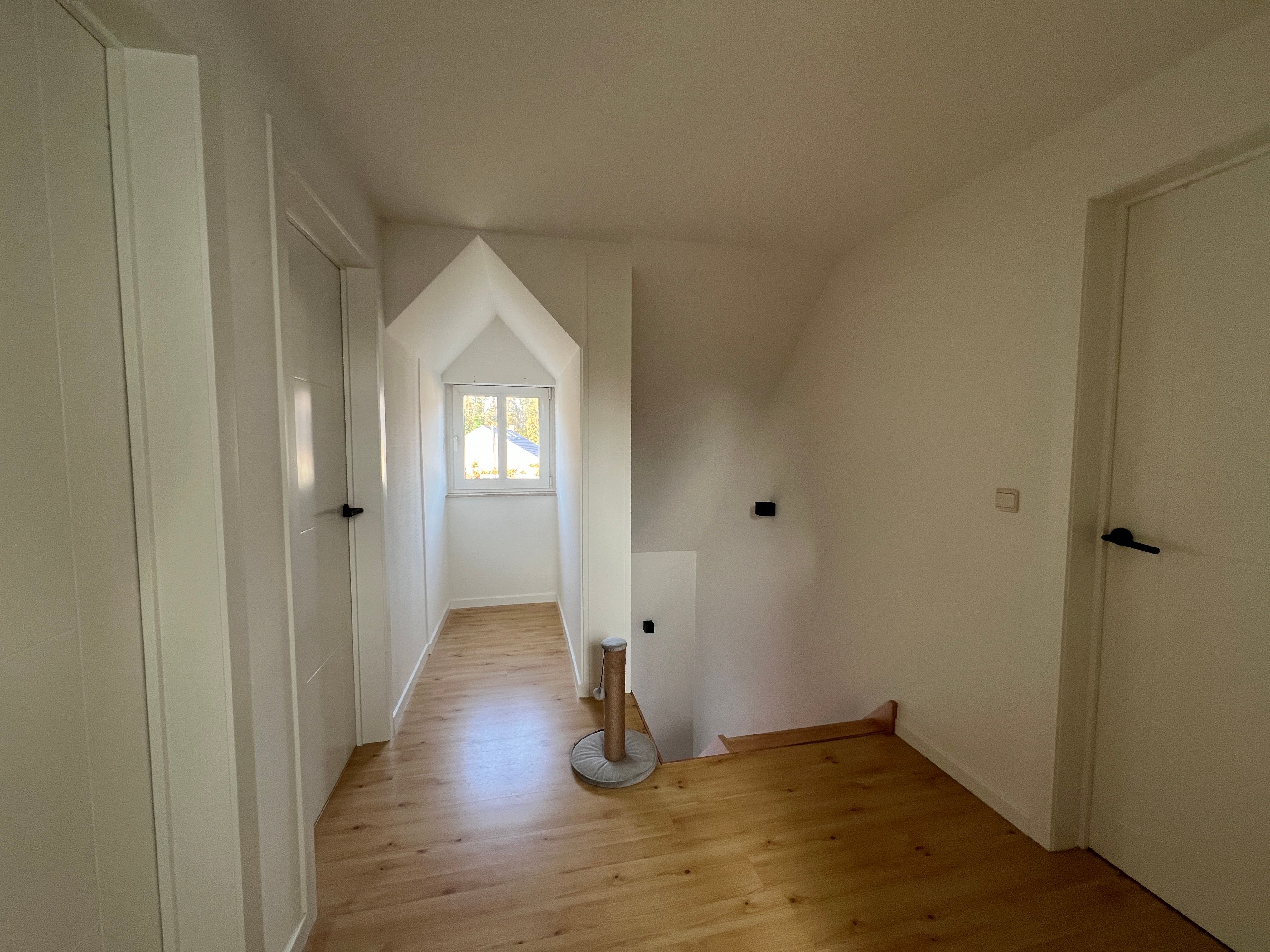 Instapklare, volledig gerenoveerde droomwoning met 3 slaapkamers, inpandige garage en prachtig aangelegde tuin foto 10