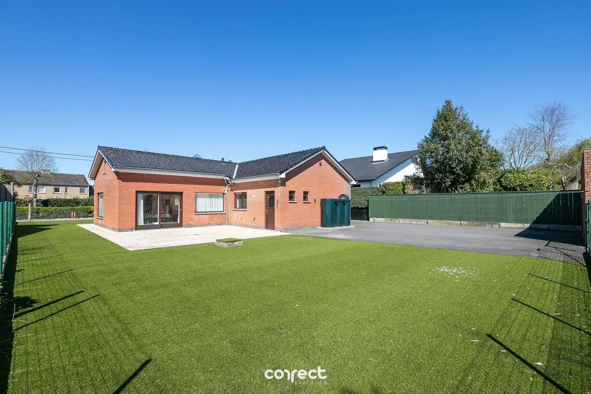 Open bebouwing op een ruim perceel met prachtig weids uitzicht, oprit en ruime losstaande garage (60 m²). foto 2