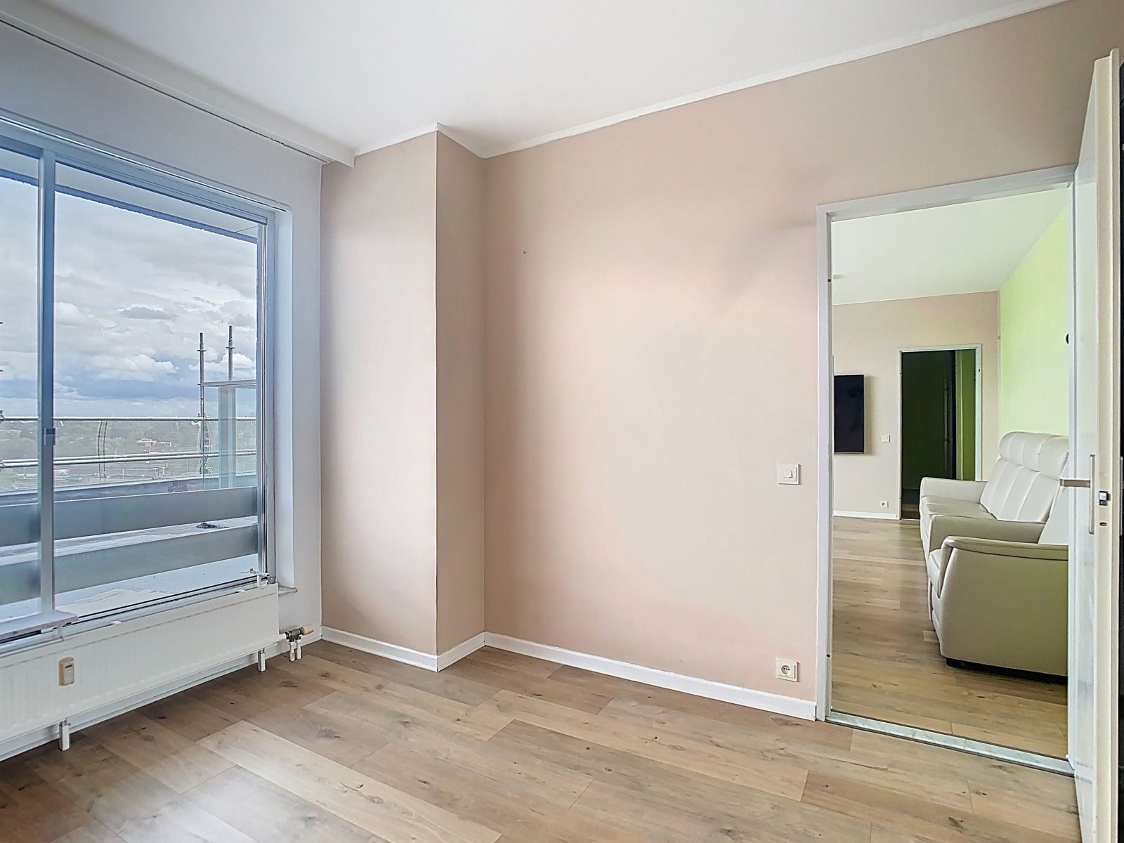 Instapklaar appartement met 1 SLPK én GROOT Terras! foto 9