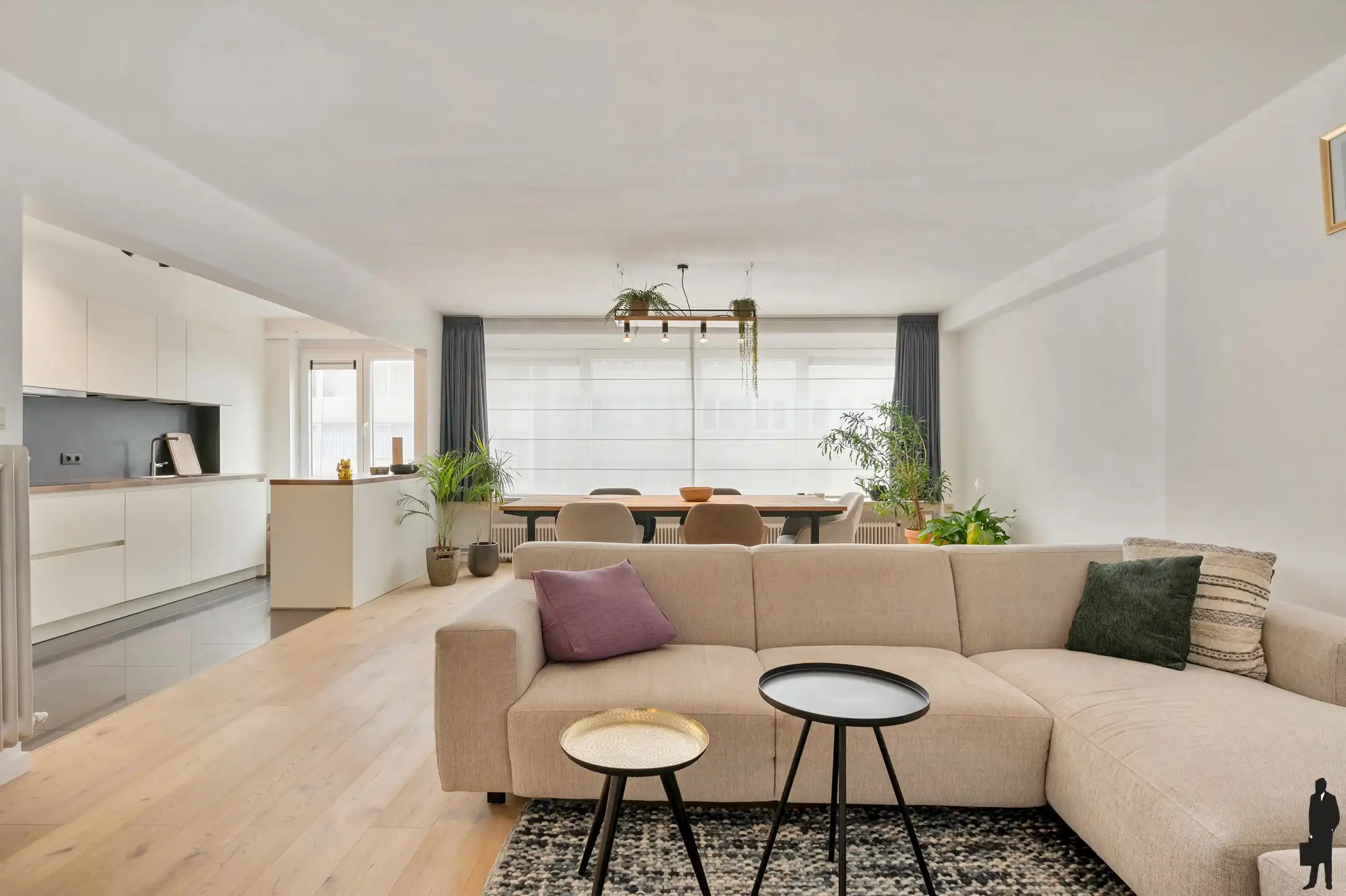 Prachtig, lichtrijk appartement met 3 slaapkamers. foto {{pictureIndex}}