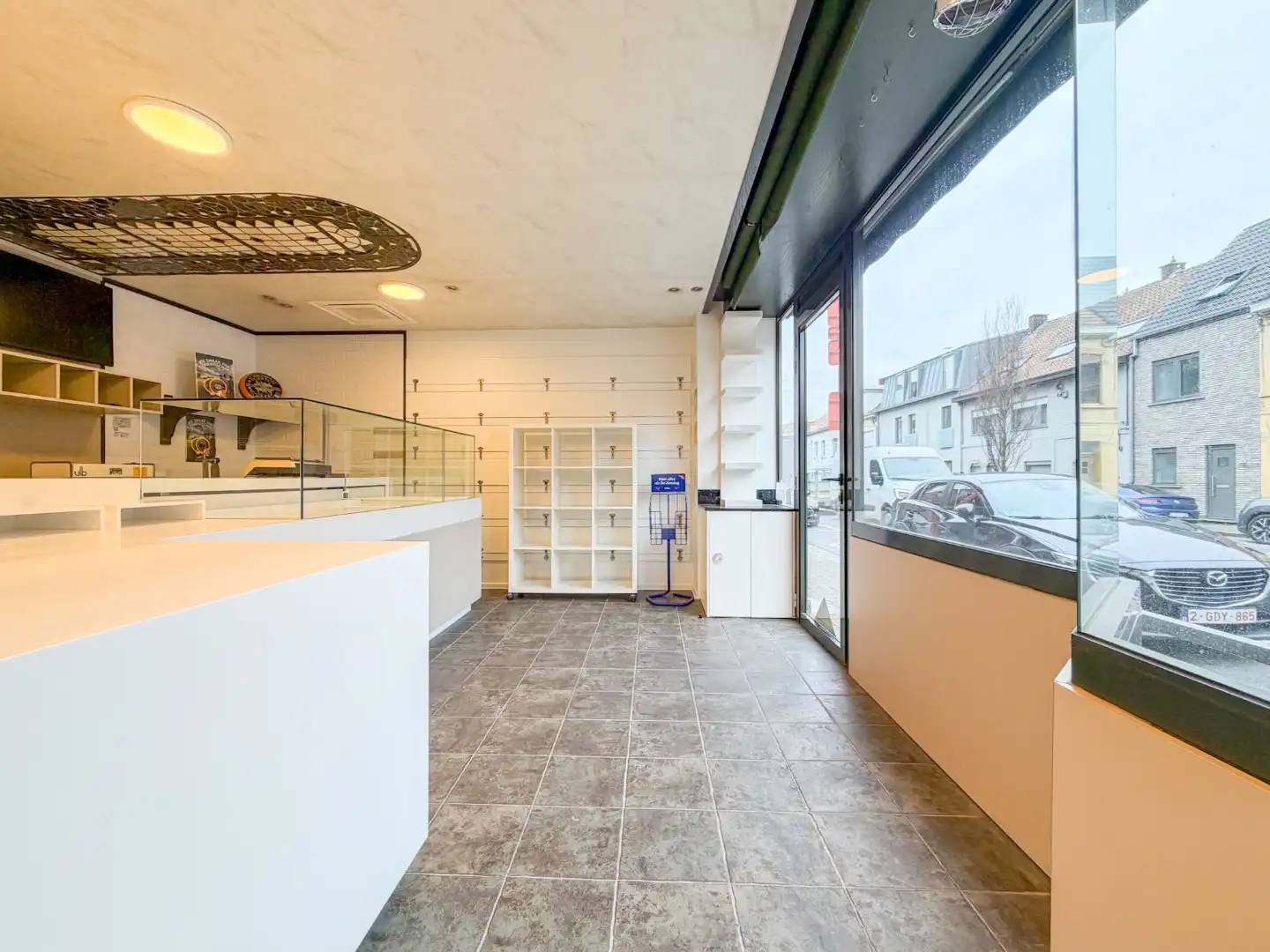 Handelspand bestaande uit winkel met woning, productieatelier en groot magazijn, Torhout foto 3