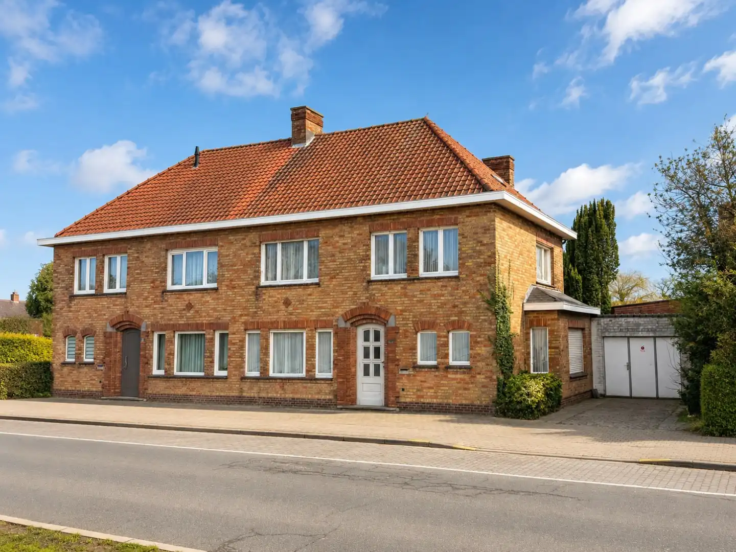Hoofdfoto van de publicatie: Te renoveren gezinswoning (433 m²), 3 slpk, garage en tuin, Torhout