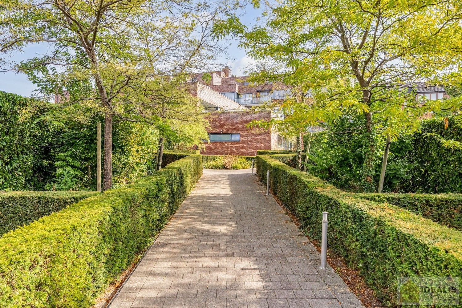 IDEALIS VASTGOED – HOOGWAARDIG AFGEWERKTE ASSISTENTIE-APPARTEMENT IN RESIDENTIE NUMA OP EEN TOPLOCATIE. Gelegen op de 2de verdieping met een bewoonbare oppervlakte van ca. 60m² biedt dit knappe assistentie-appartement een aangename leefruimte met aansluitend een zonnig overdekt terras, uitgeruste keuken en een ruime slaapkamer met veel lichtinval! Daarnaast kan er gebruik gemaakt worden van de talrijke gemeenschappelijke ruimtes en kan men aangenaam vertoeven in de prachtige gemeenschappelijke tuin, een oase van rust! foto 14