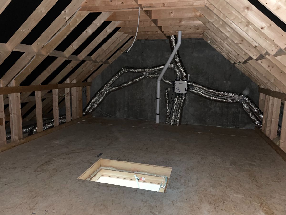 Drie slaapkamer EENGEZINSWONING met garage & tuin foto 34