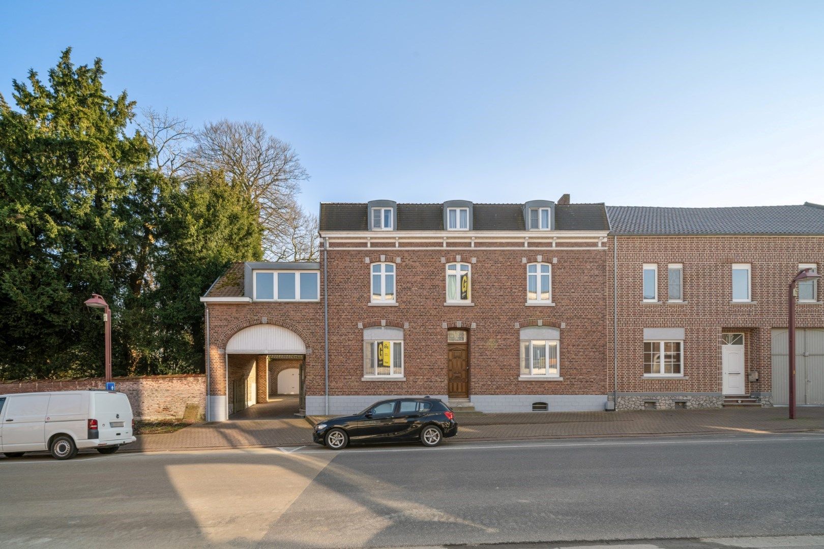 Statige herenwoning met tuin, herbestemd tot meergezinswoning met twee wooneenheden en garages in het centrum van Hoeselt foto 2