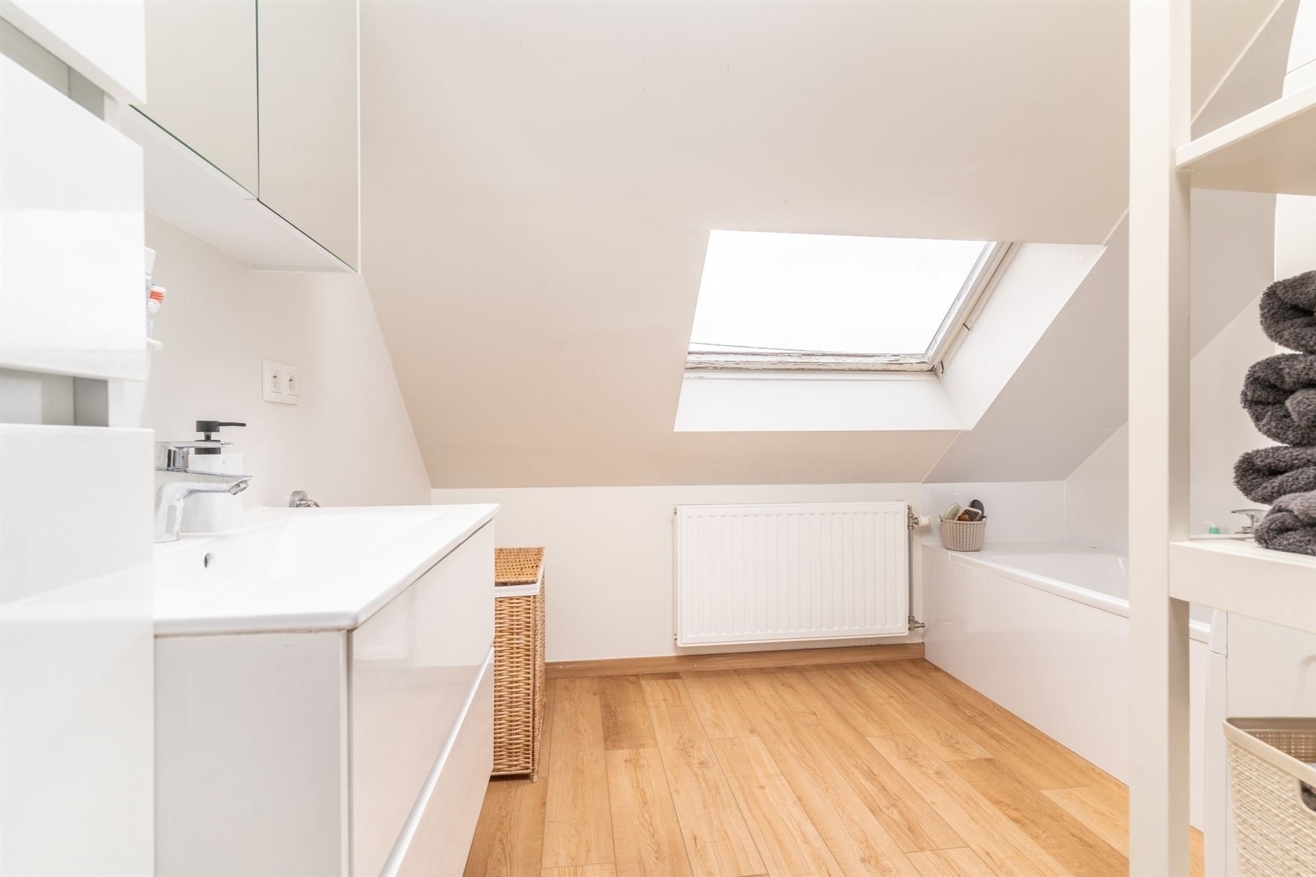 Meergezinswoning bestaande uit 2 app, tuin en dubbele carport foto 23