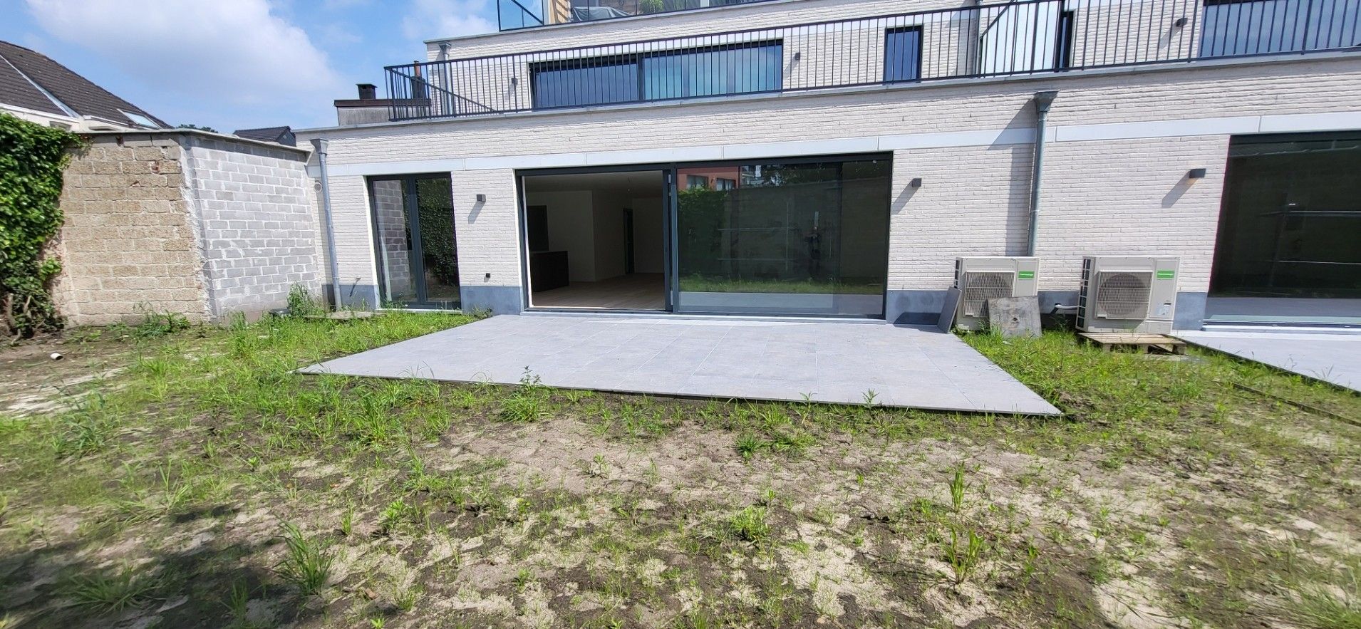 Gelijkvloers appartement met 3 slaapkamers, 2 badkamers, ruim terras en tuin foto 6