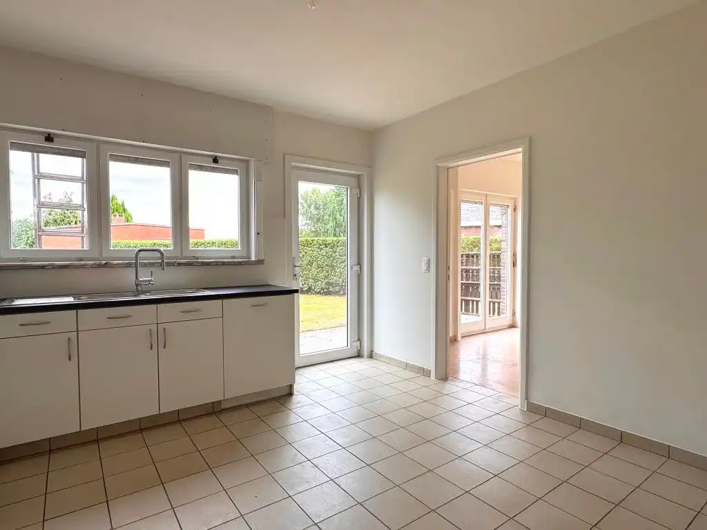 Deze rustig gelegen, alleenstaande woning onderging een grondige renovatie en werd uitgerust met zonnepanelen, vernieuwde beglazing, nieuwe radiatoren, een vernieuwde badkamer en aangelegde oprit. foto 7