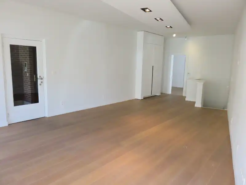 Mooi handelsgelijkvloers in centrum Hove foto 4