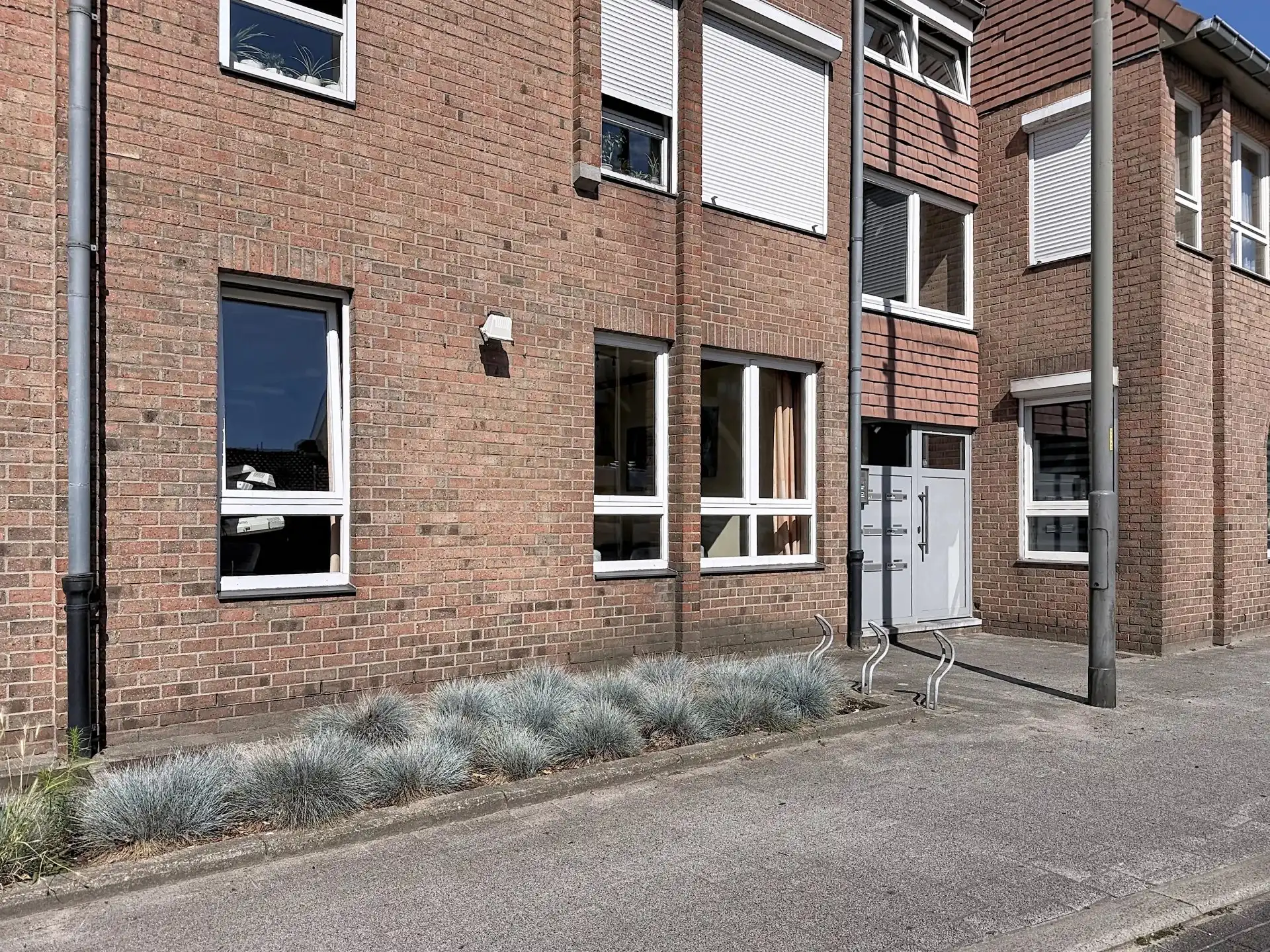 Gelijkvloers appartement in hartje Lommel met staanplaats. foto 2