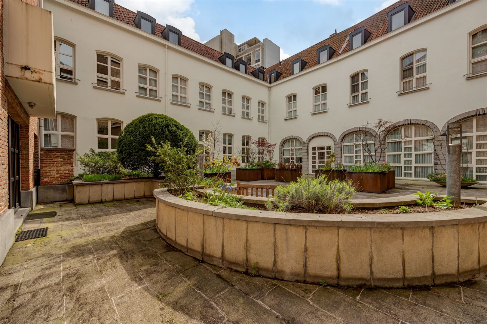 Duplex appartement met 2 slaapkamers gelegen in een uniek historisch pand te Antwerpen centrum. foto 14