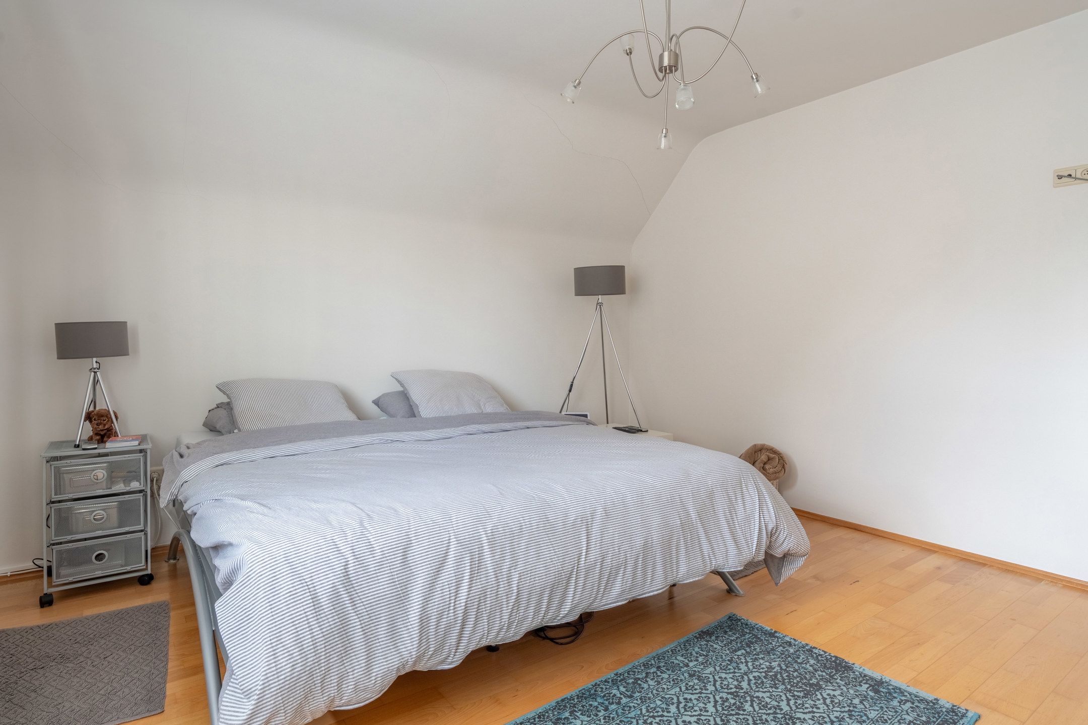 Ruime gezinswoning met 4 slpk's, tuin en garage te Turnhout. foto 16