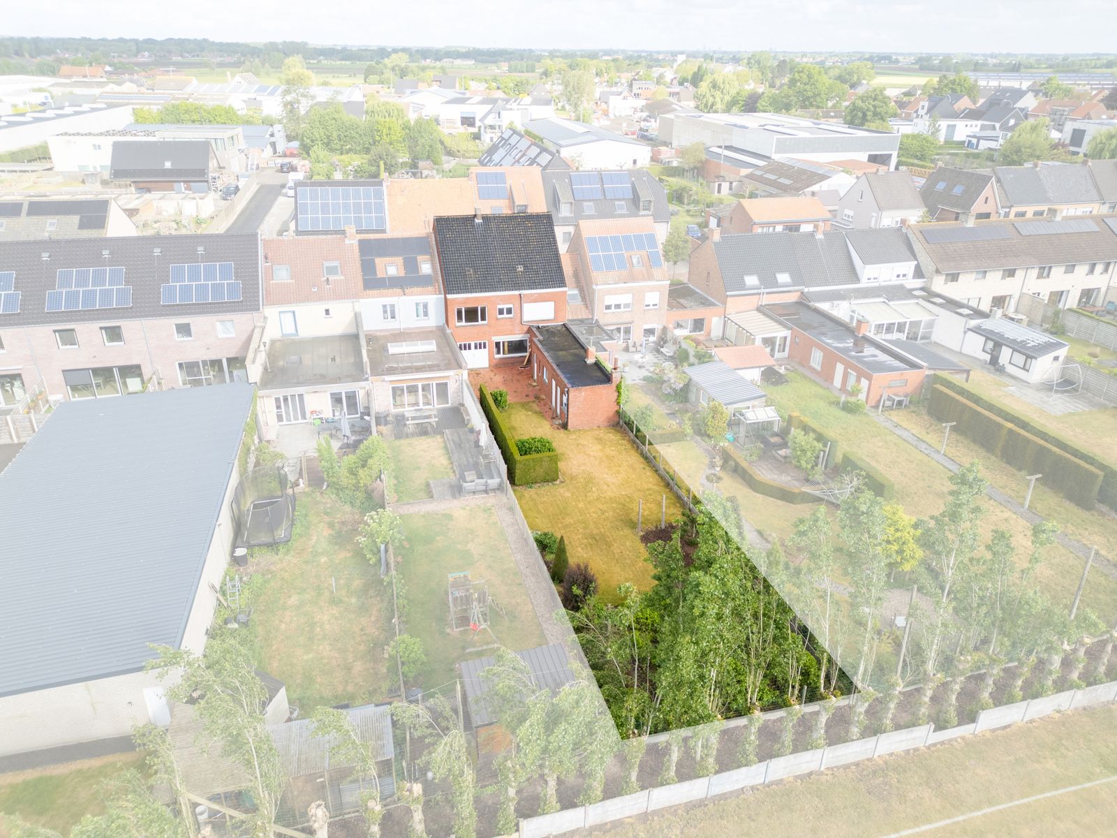 Te renoveren woning met 4 slaapkamers en garage op 432 m² foto 2