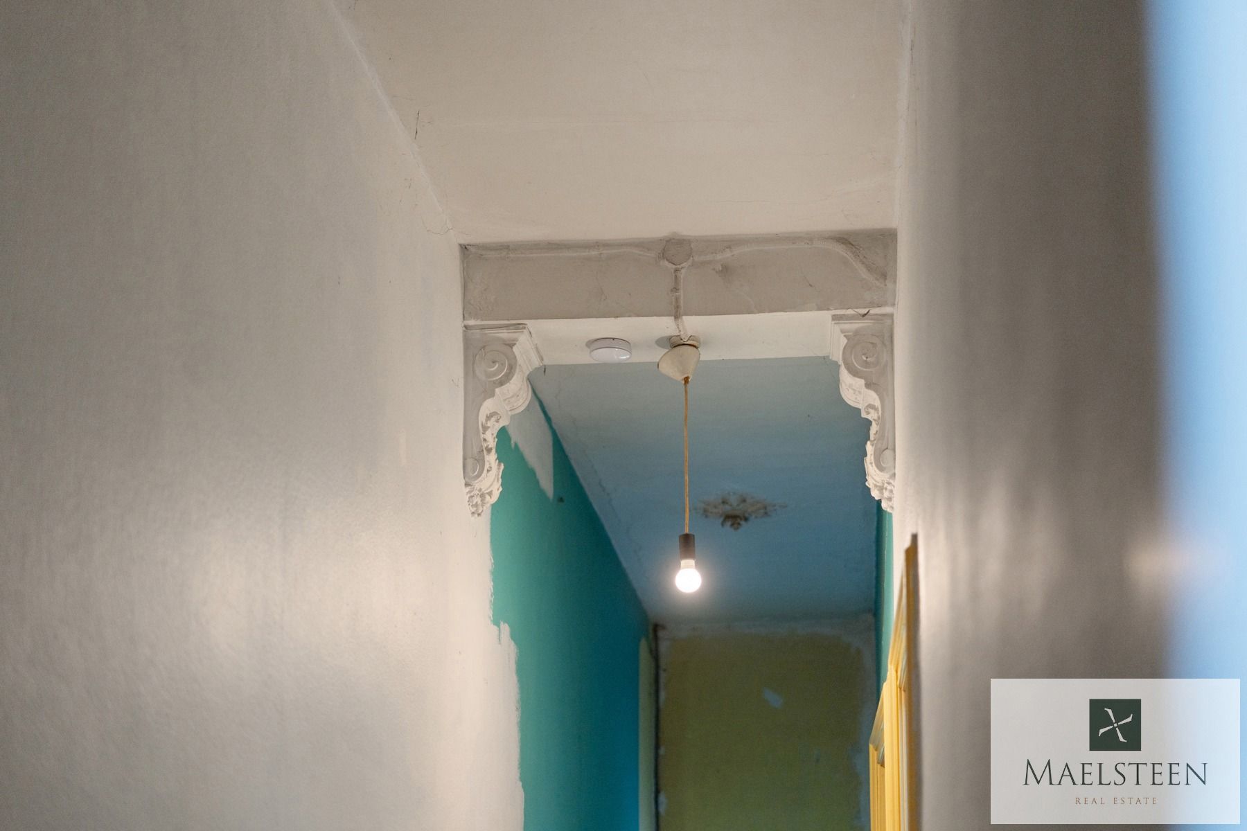 Te renoveren neoclassicistische woning op de rand van Bruge foto 17