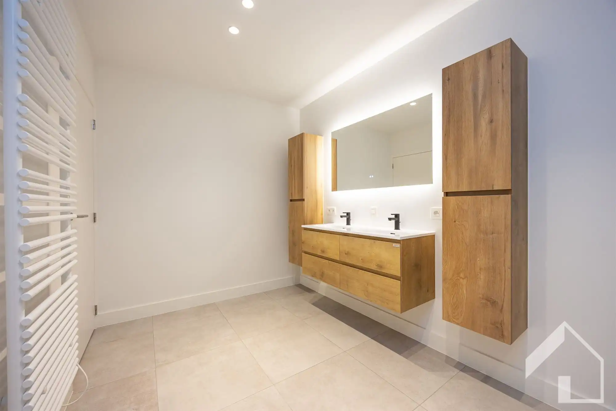 Recent gerenoveerde woning met hoogwaardige materialen foto 12