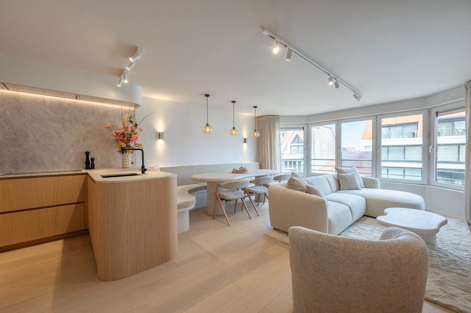 Instapklaar, volledig gerenoveerd 3 slaapkamer appartement gelegen in het centrum van Knokke. foto {{pictureIndex}}
