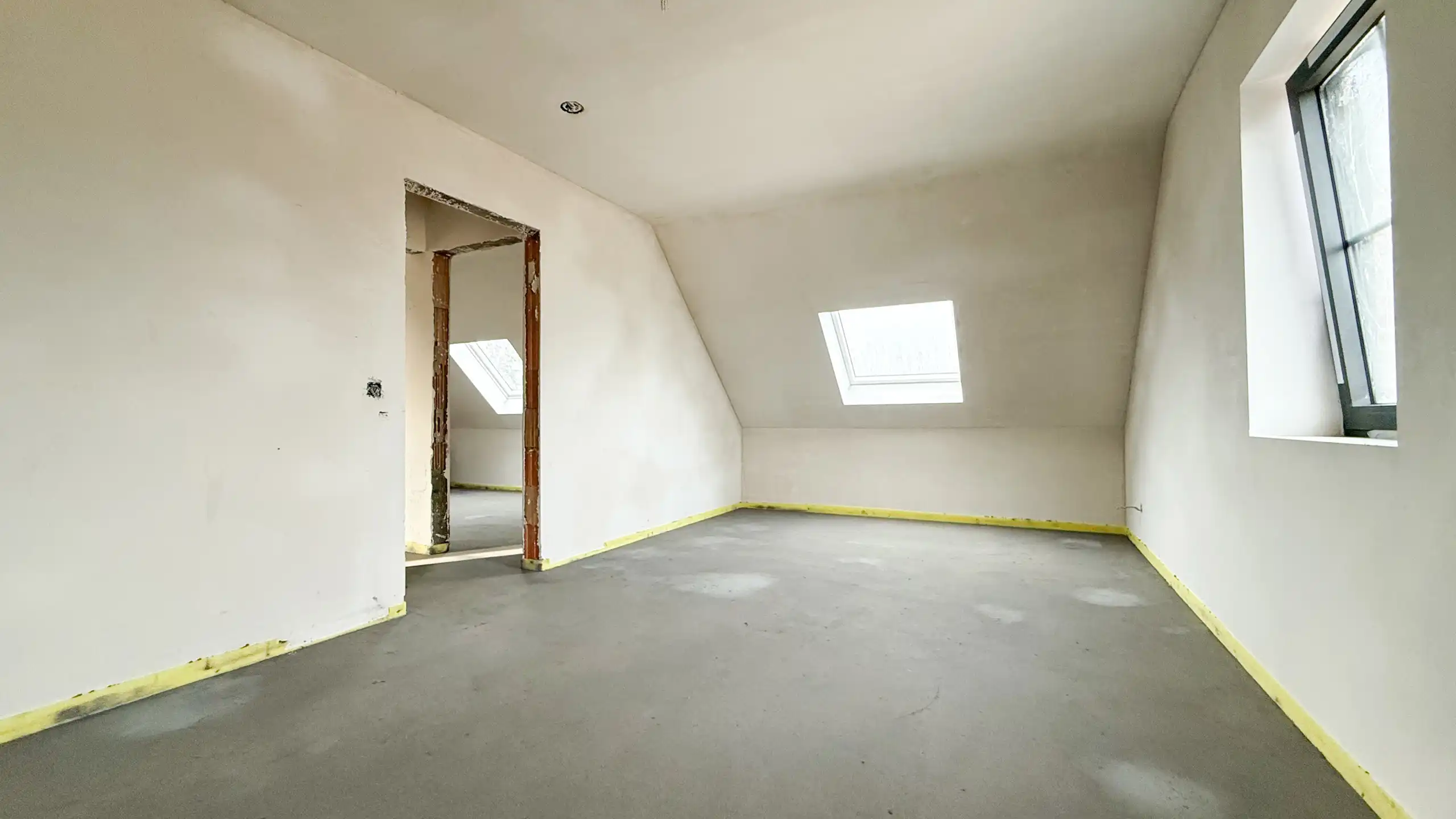 Zeer ruim (146m²!) duplex app.met 2-slpks,garage en terras! foto 13