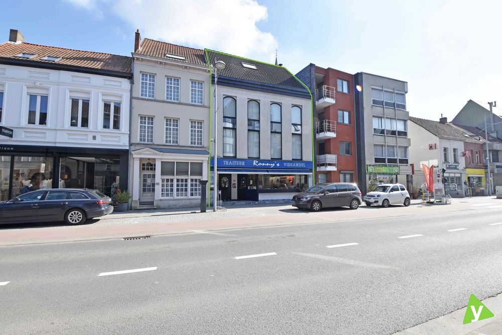 Ruime handelswoning te koop op een goed zichtbare locatie in de Boelare! foto {{pictureIndex}}