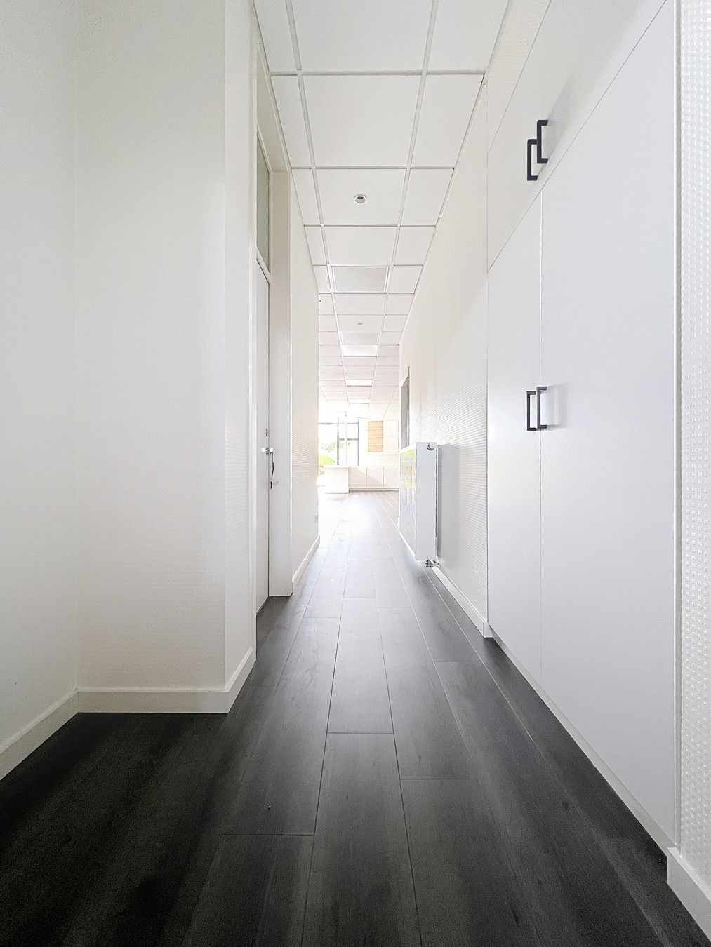 Instapklaar lichtrijk GERENOVEERD pand met mooie open kantoor/praktijkruimte en 4 aparte burelen/consultatieruimtes. foto 18