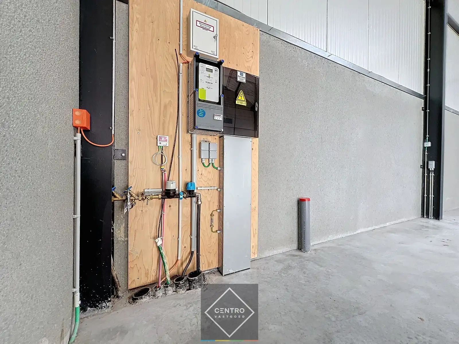 LOODS (132m²) voor OPSLAG inclusief private parkeerplaats voor de deur en vrije hoogte 6m op ambachtelijke zone te Ingelmunster. foto 10