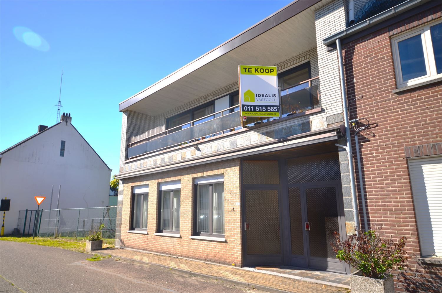 CENTRAAL GELEGEN HANDELSPAND MET VELE MOGELIJKHEDEN IN HET CENTRUM VAN HECHTEL! foto {{pictureIndex}}