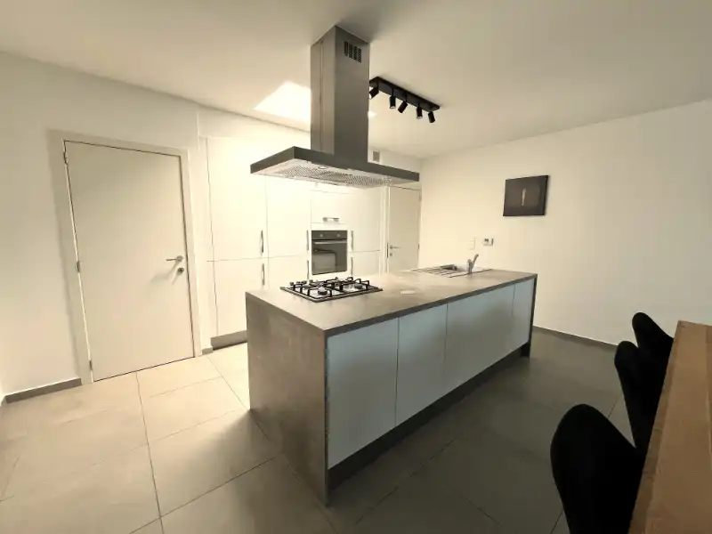 2 slaapkamer app met ruim terras en carport foto 2