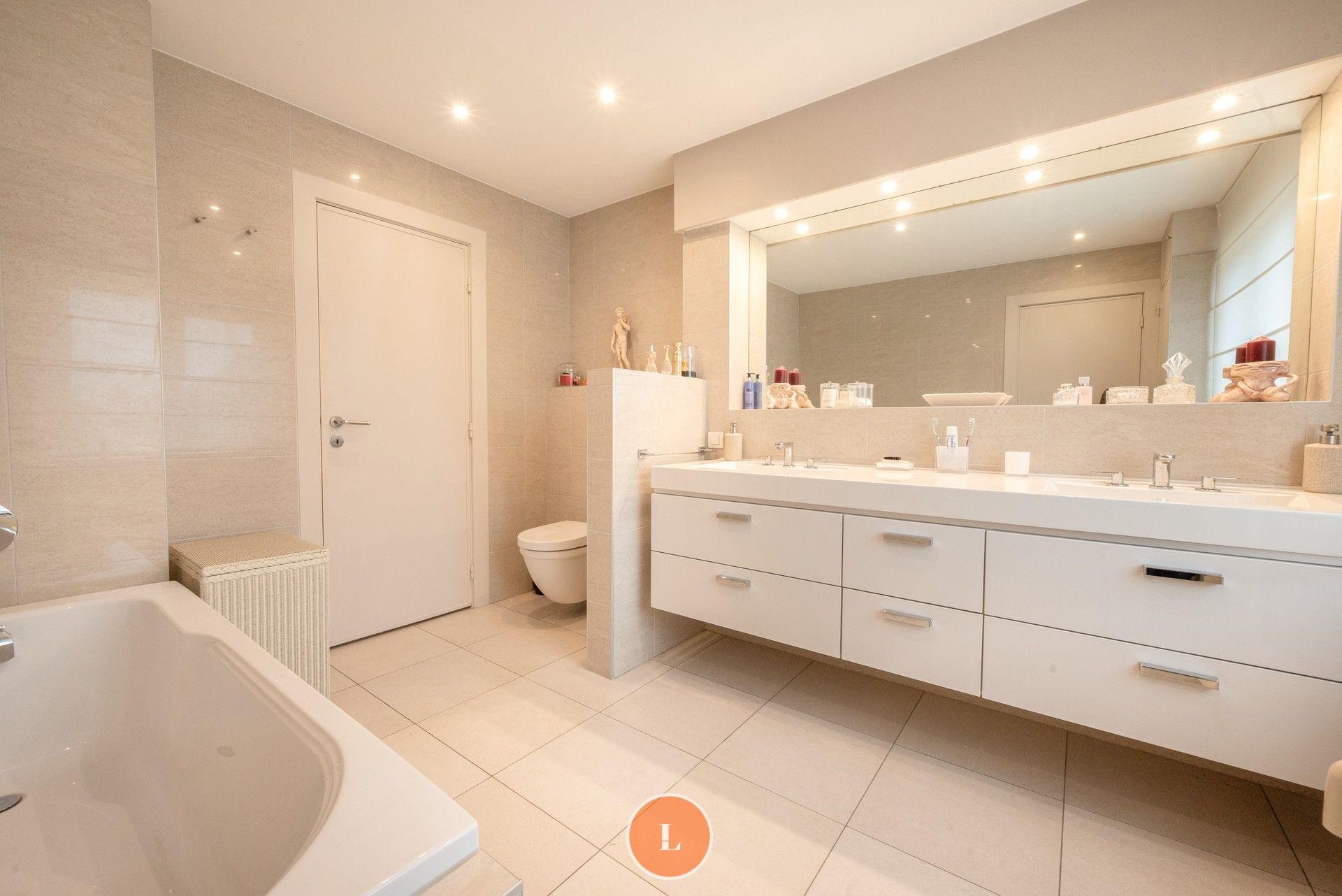 Statige villa met binnenzwembad, polyvalente ruimte en groene privacy foto 19