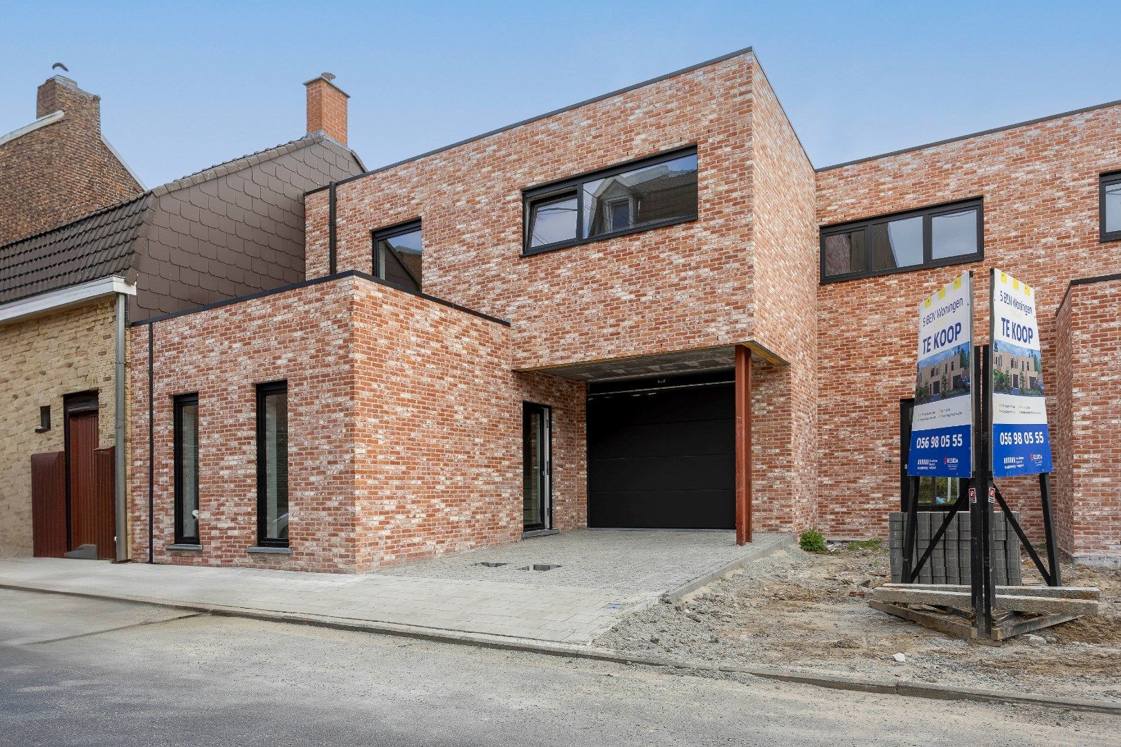 Nieuwbouwwoning met 4 slaapkamers, inpandige garage en tuin in Avelgem. foto {{pictureIndex}}