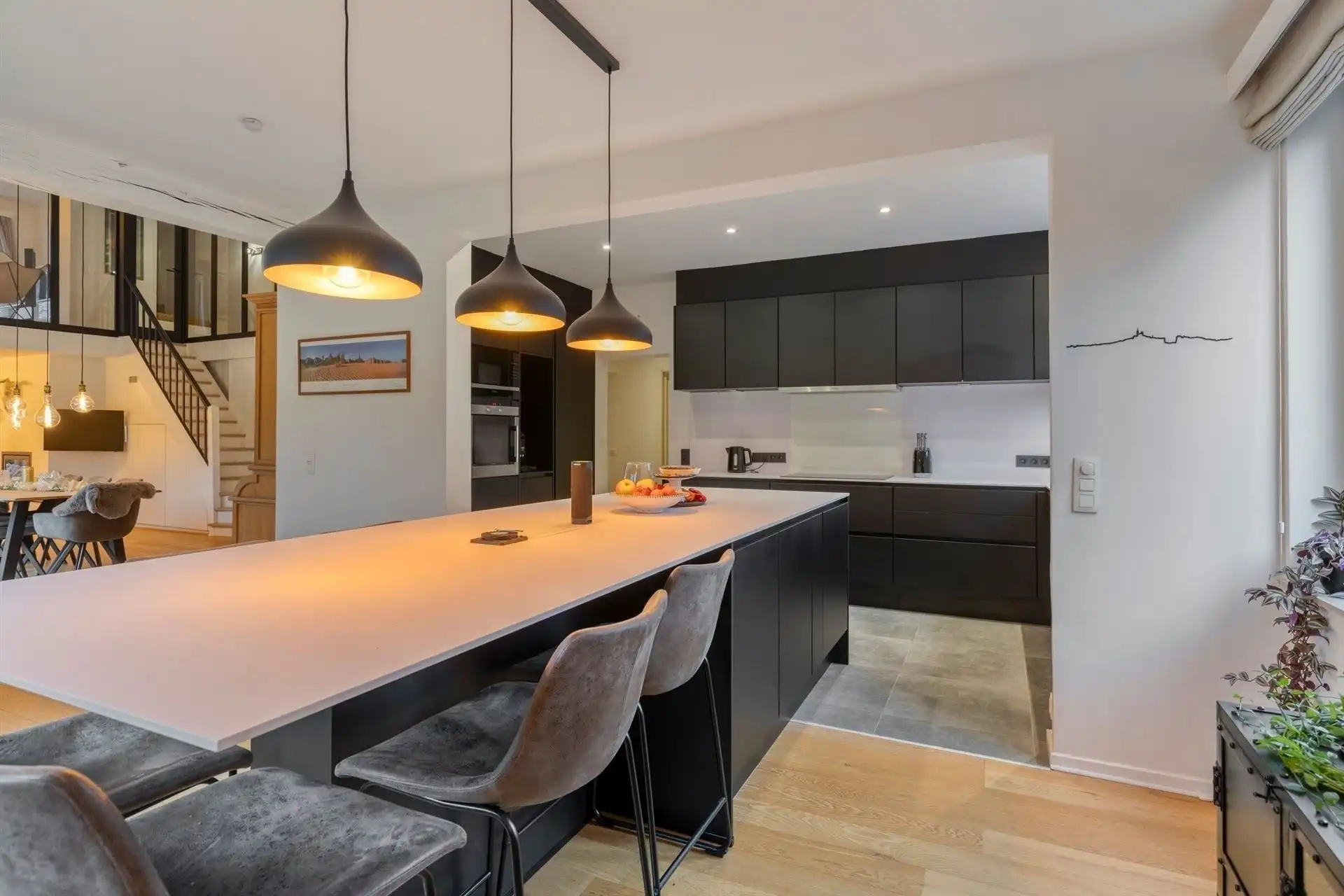 Volledig gerenoveerde hedendaagse villa ±487 m² in de Marnix wijk foto 12