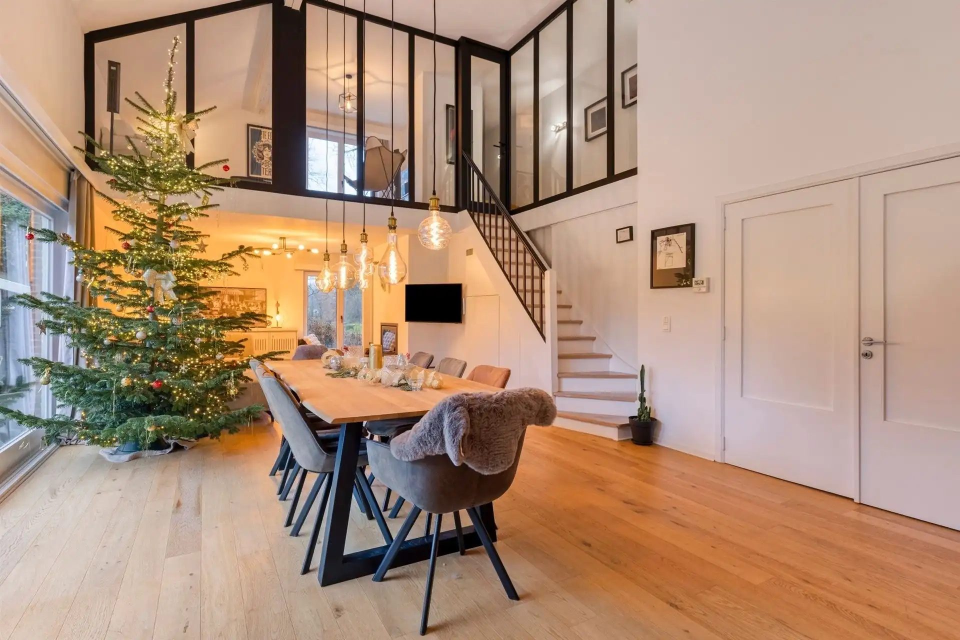 Volledig gerenoveerde hedendaagse villa ±487 m² in de Marnix wijk foto 12