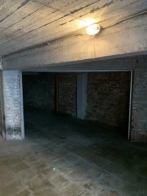 Gesloten garagebox met elektriciteit en verlicht. foto 5