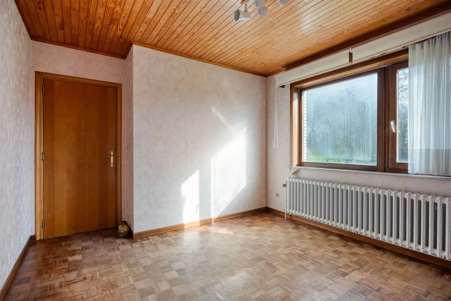 Vrijstaande woning op een uitzonderlijk perceel van 29a95ca met 4 slaapkamers en inpandige garage, gelegen op een rustige toplocatie nabij het centrum van Maaseik. foto 14