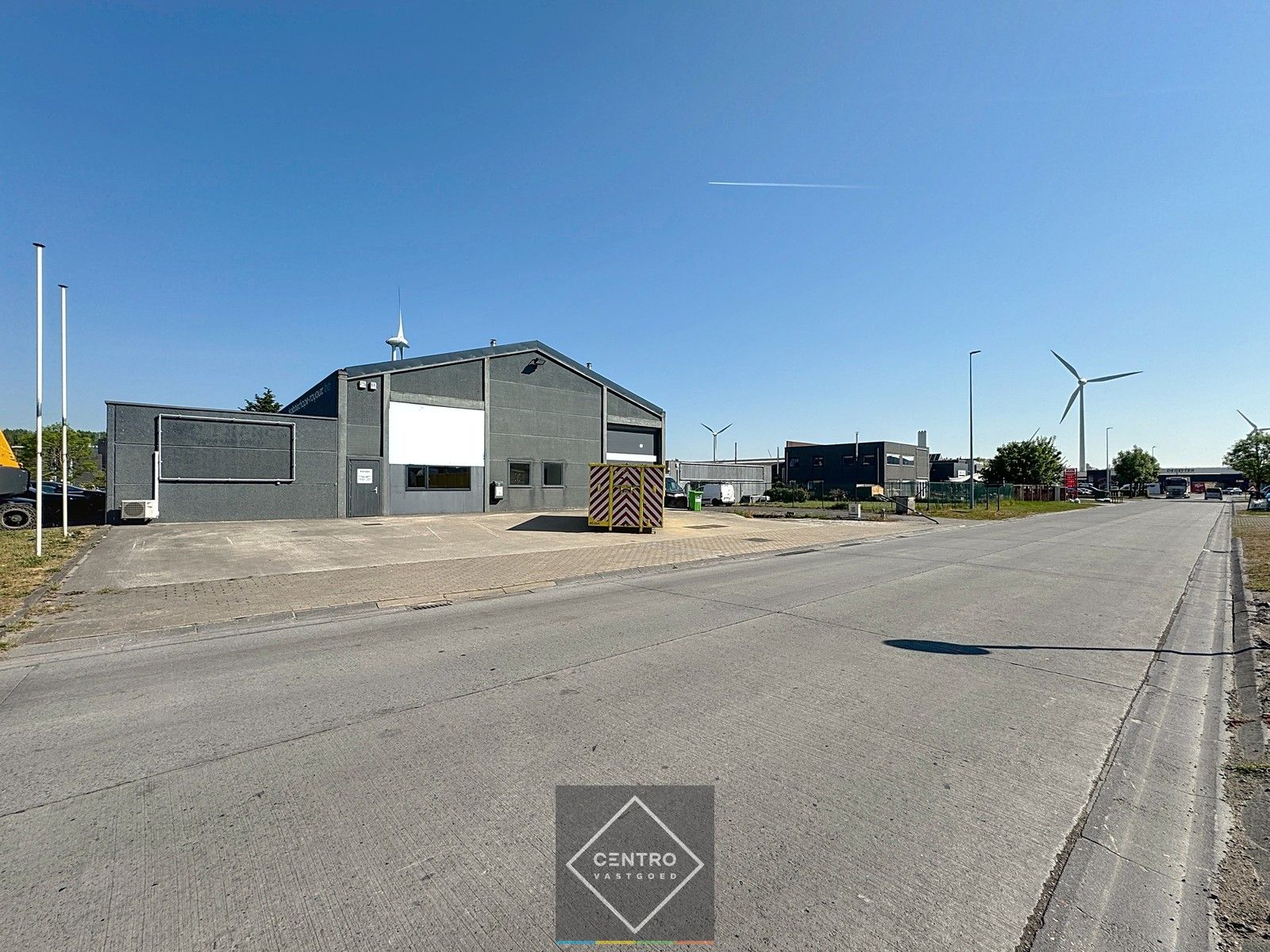 Zichtlocatie (naast B-Park): Verwarmd en goed geïsoleerd (nieuw geïsoleerd zadeldak) MAGAZIJN met geïntegreerde BURELEN en ruime PRIVATE parkeergelegenheid voor de deur. foto 9