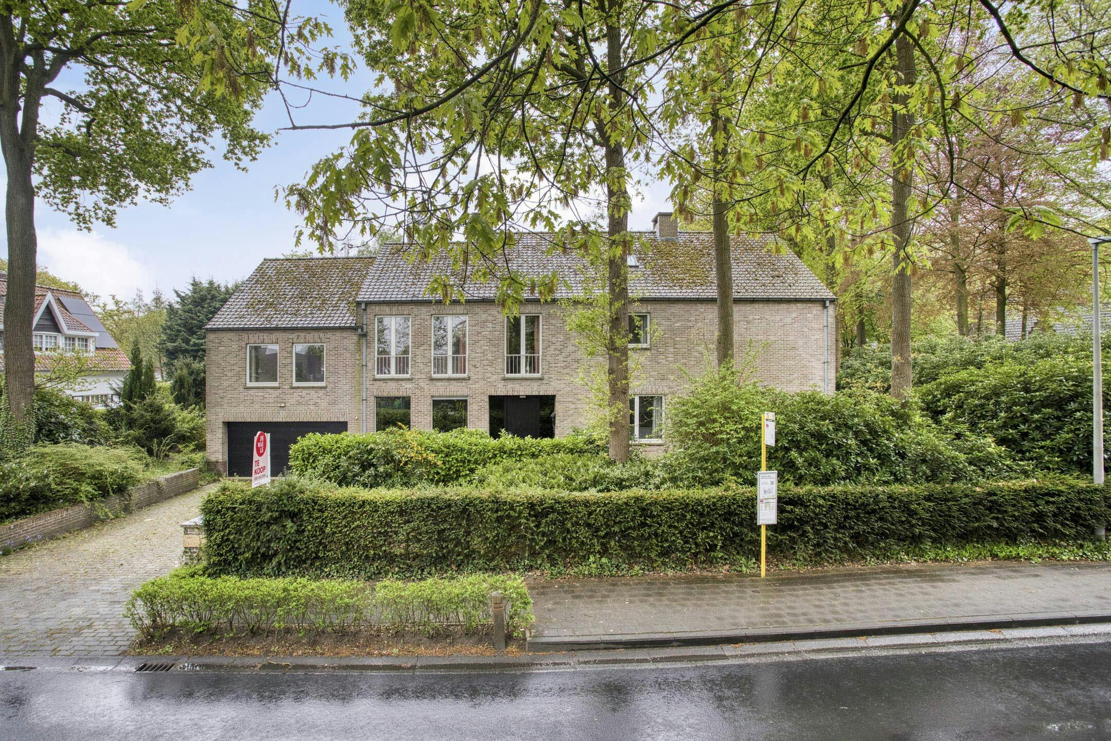 Vrijstaand huis met praktijkmogelijkheid te Sint-Kruis foto {{pictureIndex}}