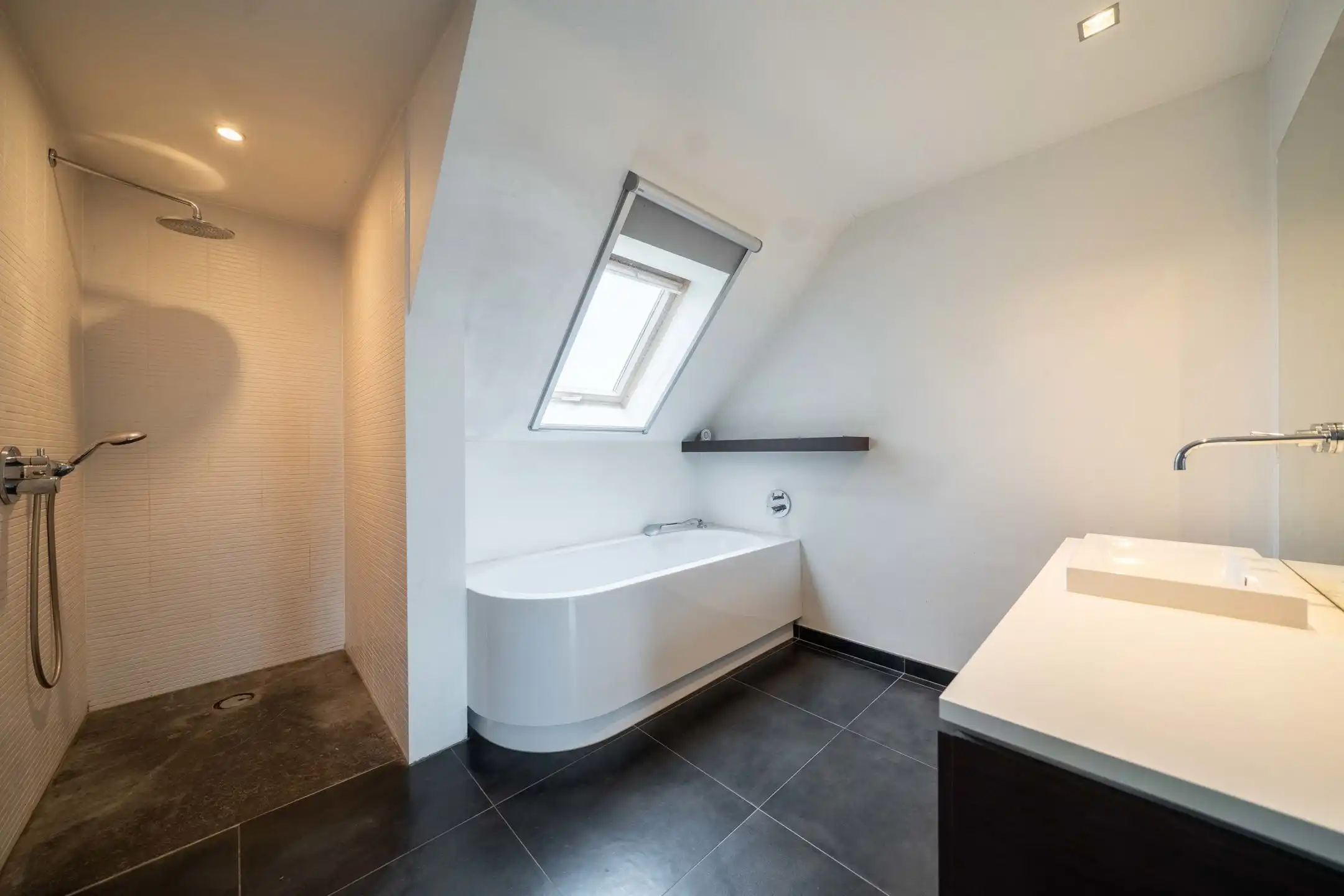 Penthouse met 1 à 2 slaapkamers, dressing en ruim terras foto 16