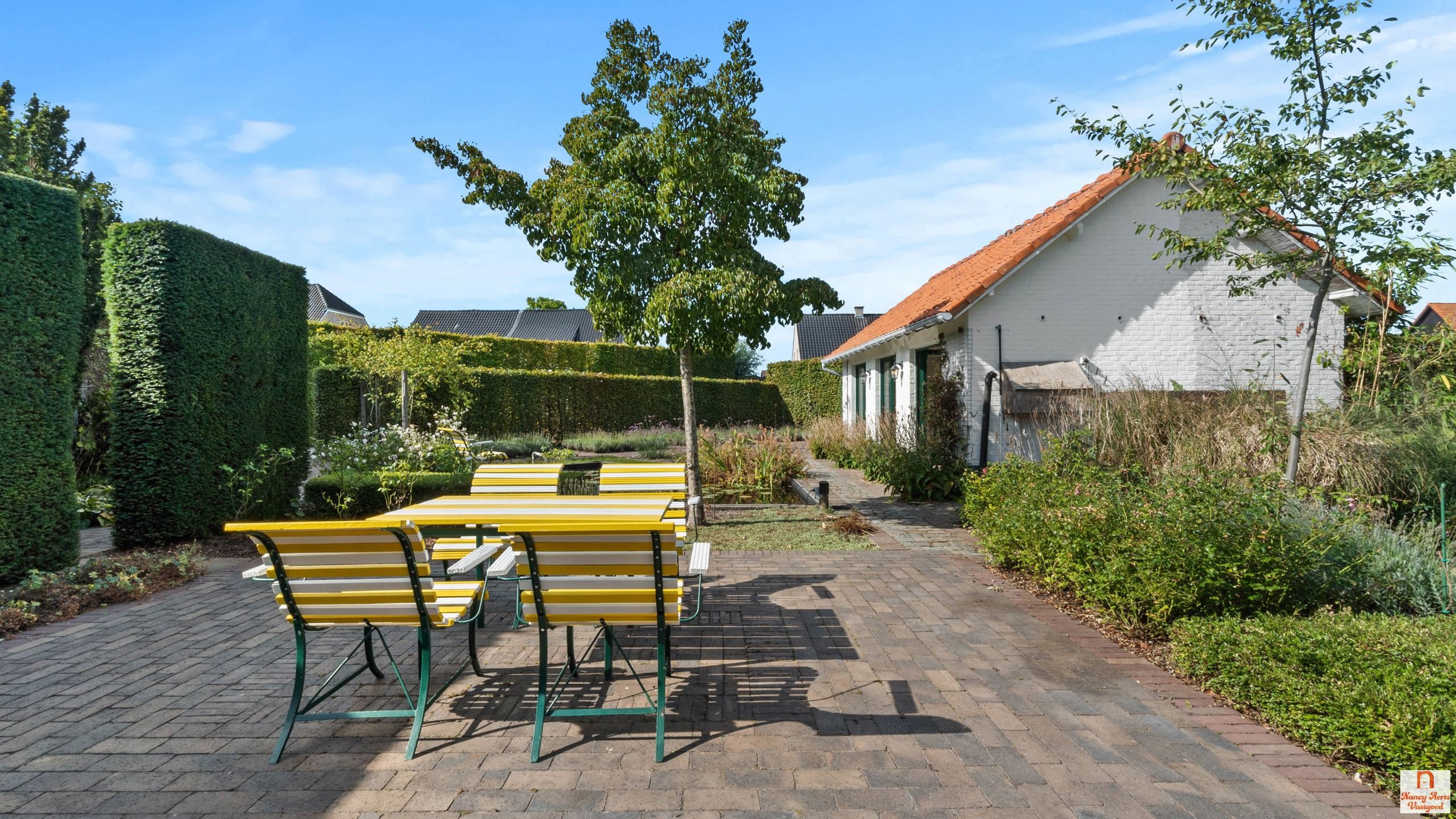 Instapklare woning met uitzonderlijk grote tuin met vijver foto 15
