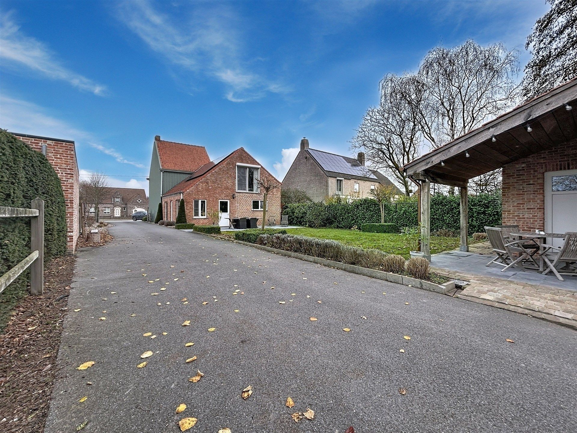 Open bebouwing met 4 slaapkamers op 3550m² foto {{pictureIndex}}