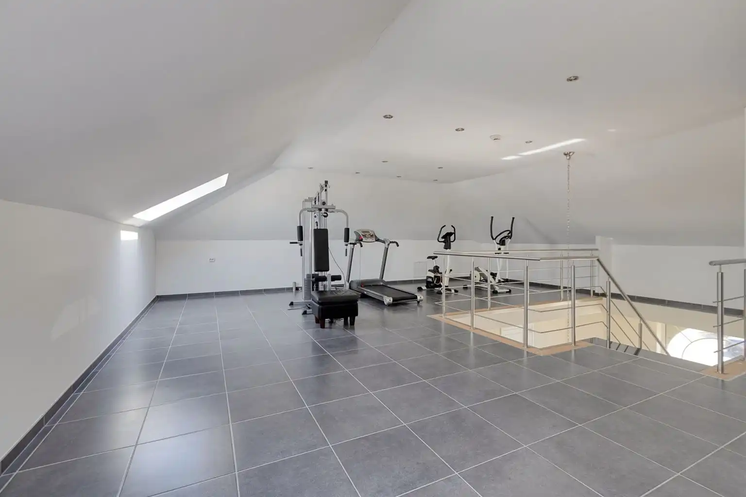 Prachtige vrijstaande villa met 5 (+3) slaapkamers, garage en omheinde tuin, ideaal gelegen op een boogscheut van het centrum van Maaseik.  foto 28