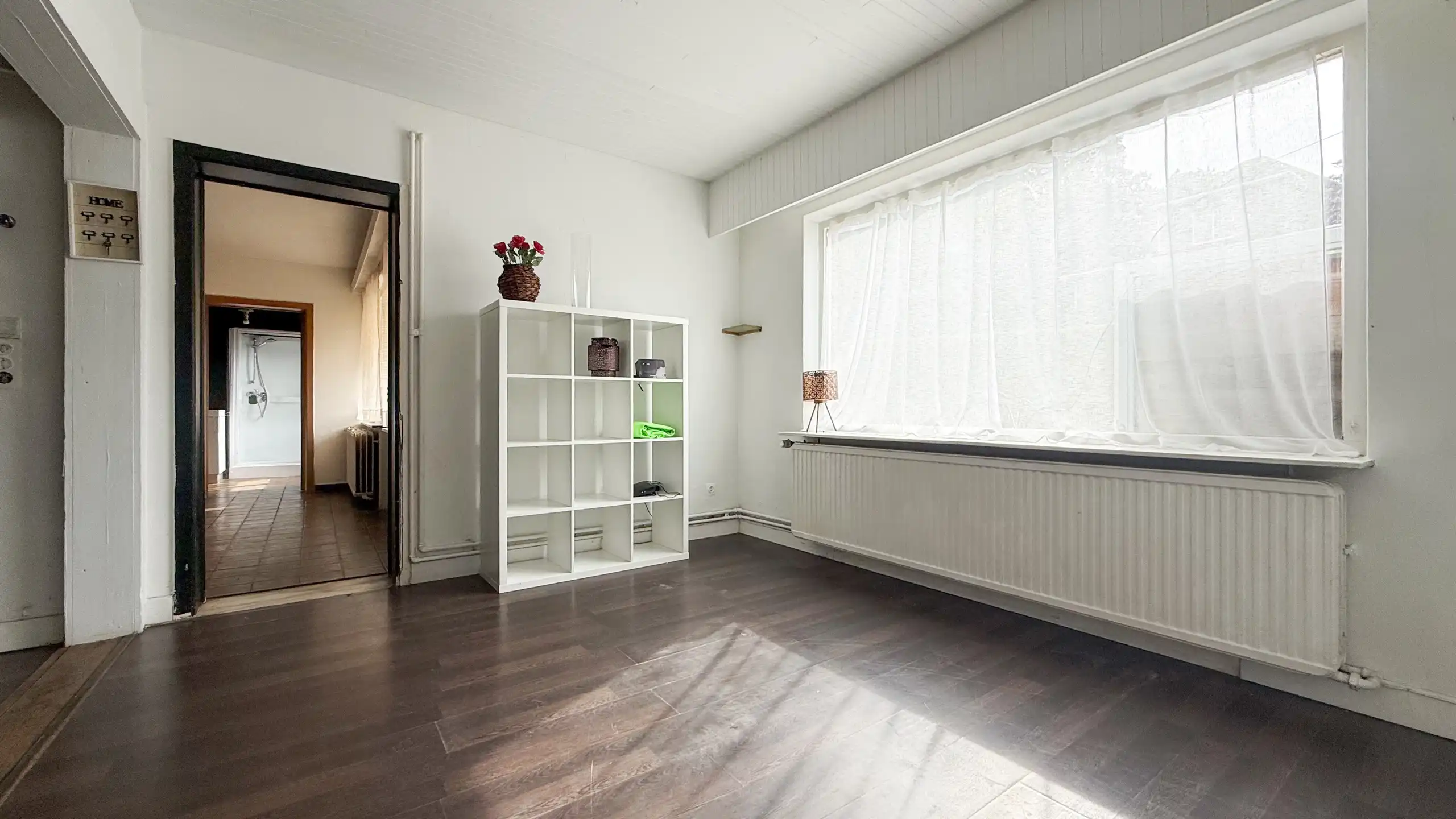 Deels gerenoveerde woning met ruime leefruimte en 3 slpkms! foto 4