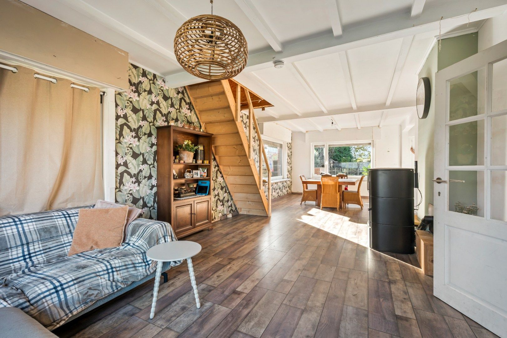 Op te frissen woning met 3 slaapkamers, opslagruimte en tuin op 864m² foto 3