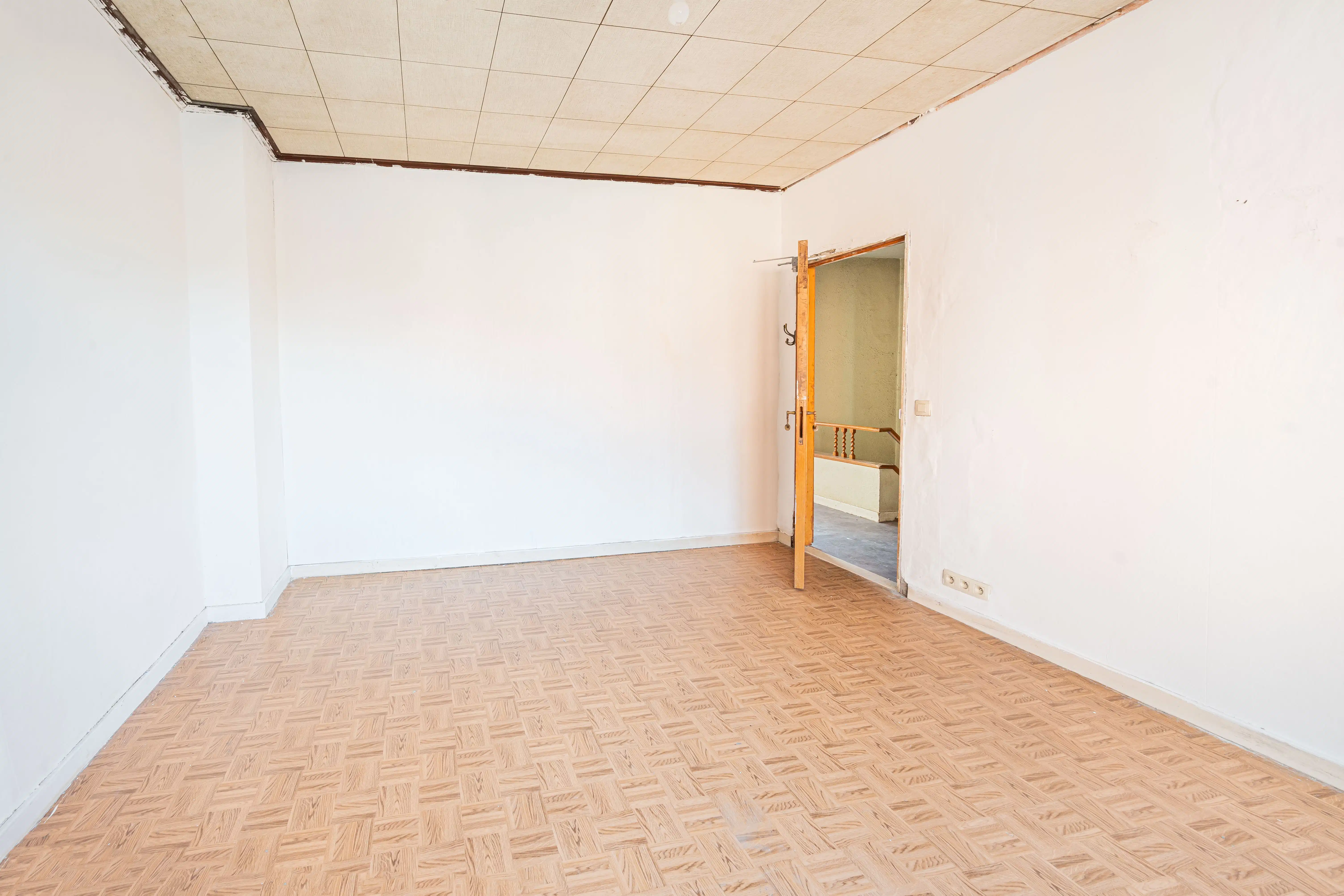 Ruime te renoveren gezinswoning met garage. foto 15