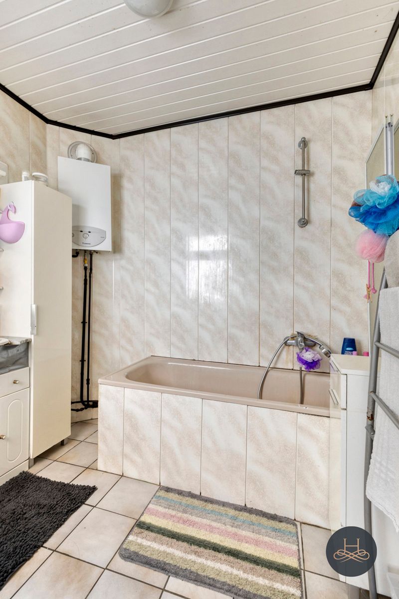 Knappe renovatiewoning met binnenplaats en 4 slaapkamers foto 12
