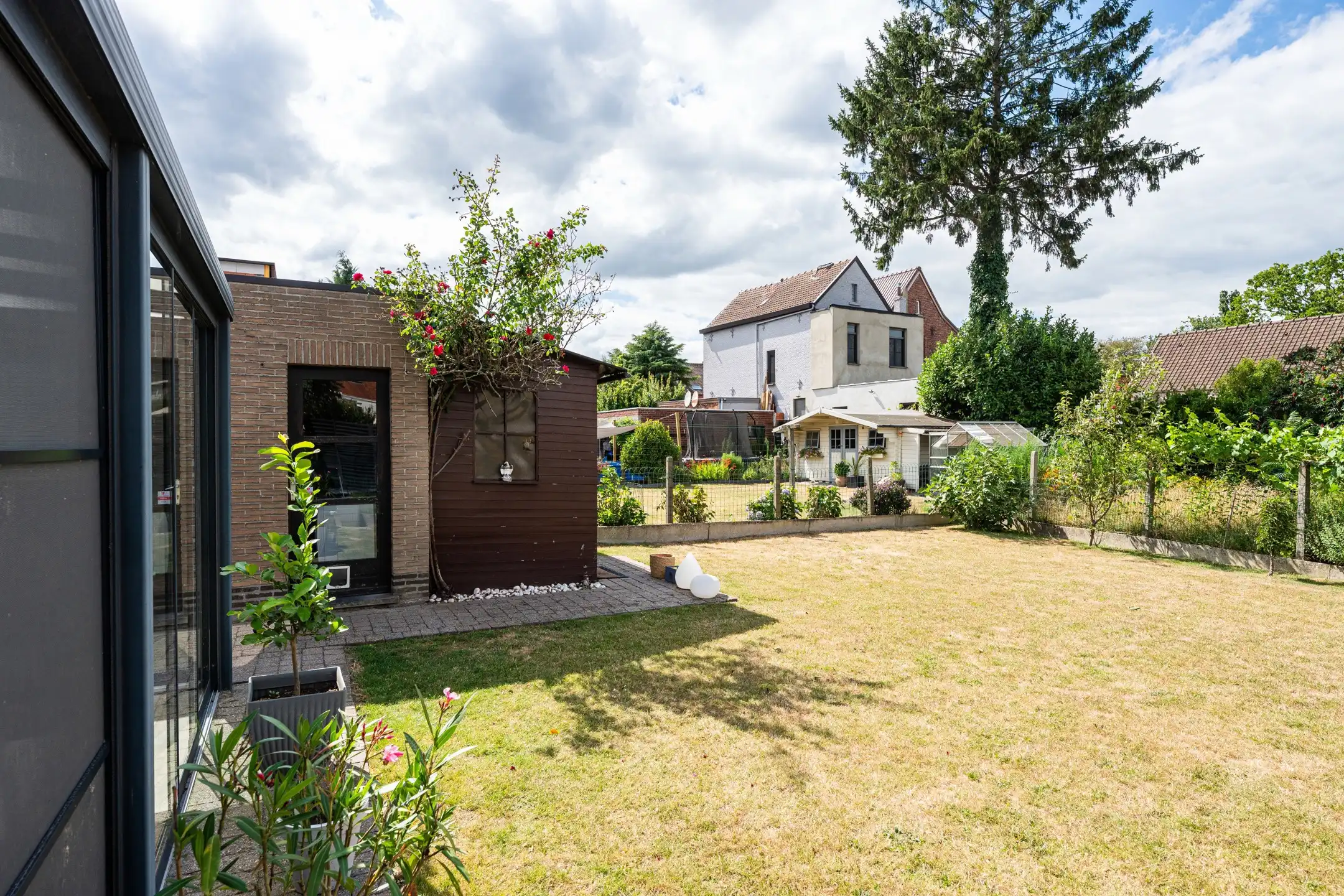 Ruime gezinswoning met 4 slaapkamers, garage en tuin.  foto 15