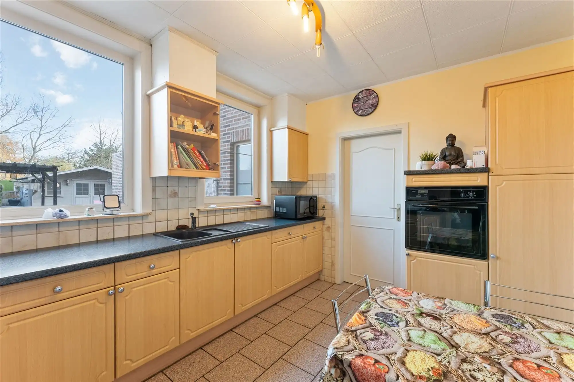 RUIME WONING MET 5 SLAAPKAMERS OP CENTRALE LIGGING VLAK BIJ BERINGEN CENTRUM foto 8