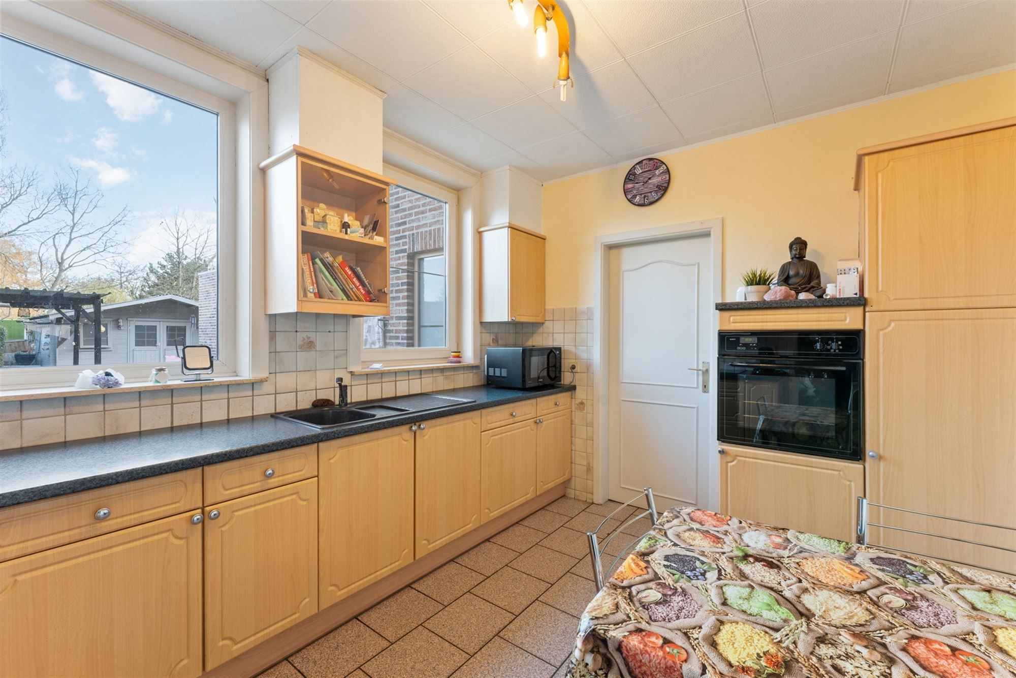 RUIME WONING MET 5 SLAAPKAMERS OP CENTRALE LIGGING VLAK BIJ BERINGEN CENTRUM foto 8