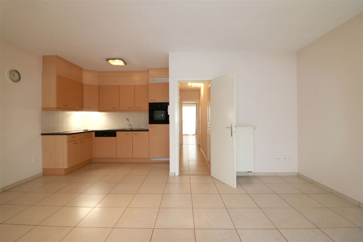 Gunstig gelegen, gelijkvloers appartement met 2 slpk. en terras foto 8
