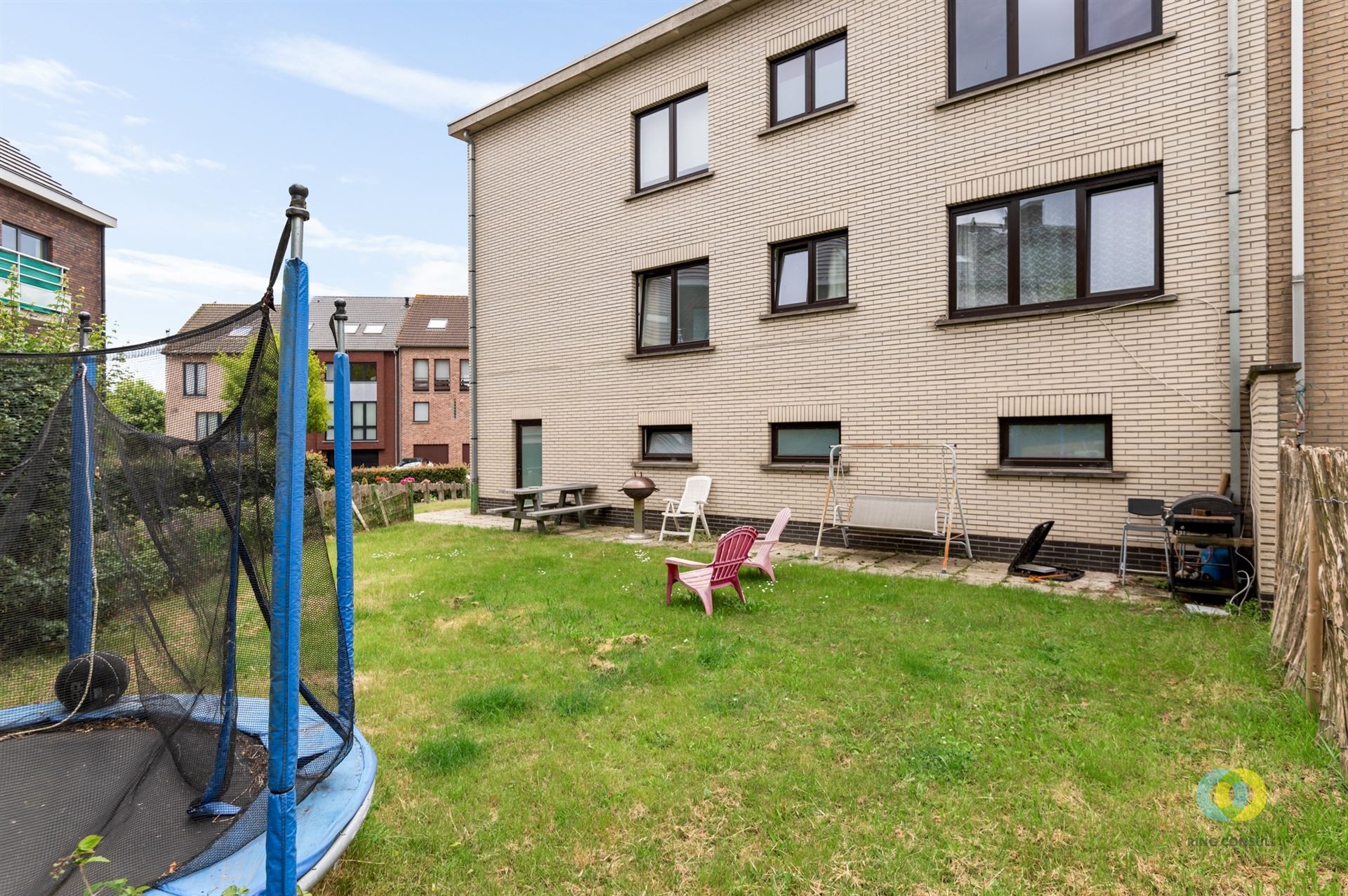 appartementsgebouw met garages foto 22
