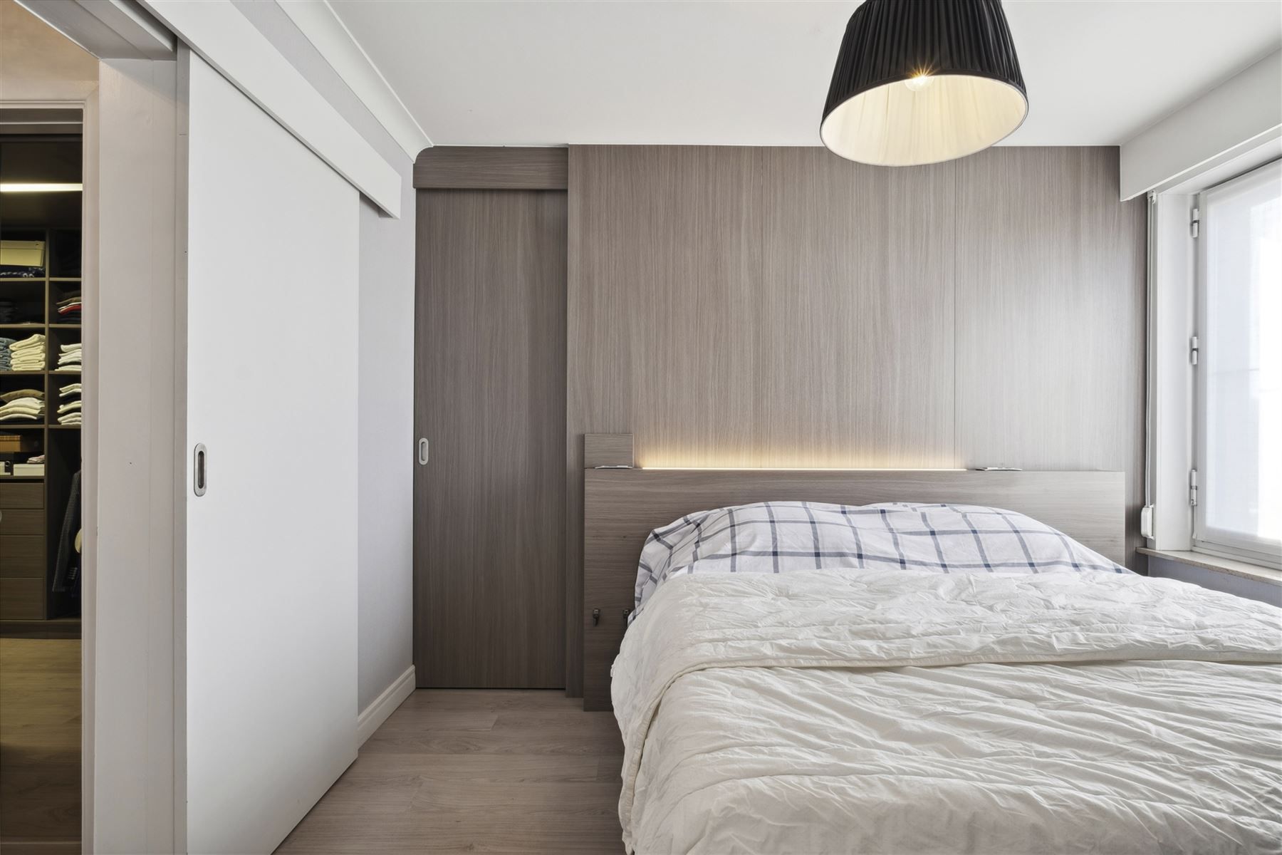 Intapklare halfopen bebouwing met drie slaapkamers en bureau foto 8
