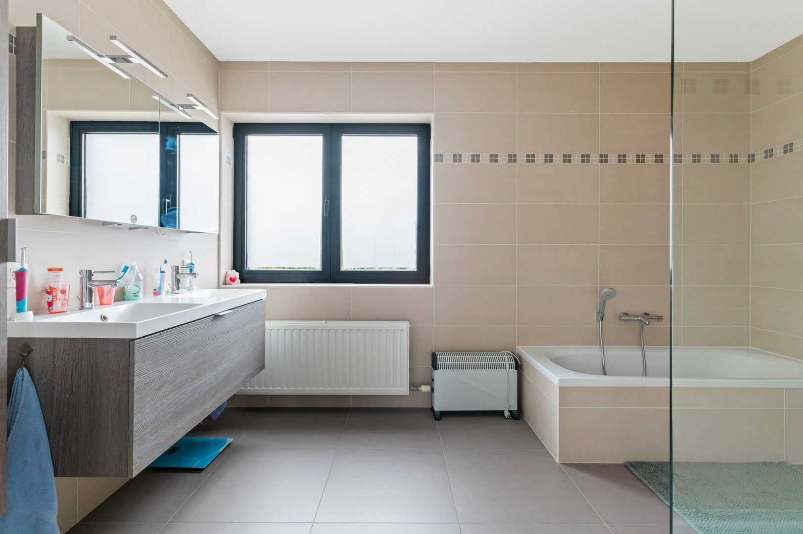 Instapklare halfopen woning met 4 slpk, tuin met zwembad foto 12