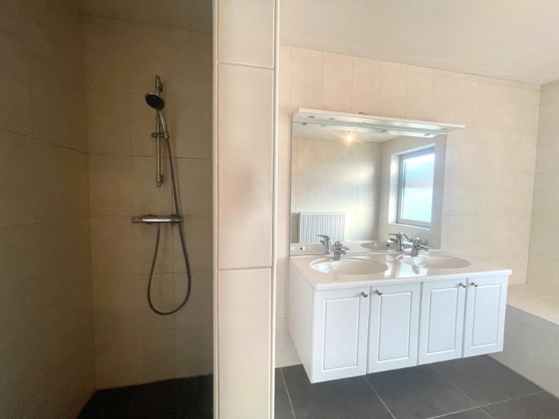 RECENTE HALFOPEN BEBOUWING MET DRIE SLAAPKAMERS EN GARAGE TE HUUR foto 6